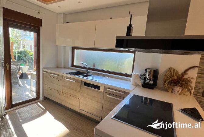 Shtepi me qera Vila Luksoze ne Tirane, 3+1, Mobilimi E mobiluar, Pagesa 2,500  Euro.