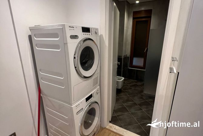 Shtepi me qera Vila Luksoze ne Tirane, 3+1, Mobilimi E mobiluar, Pagesa 2,500  Euro.