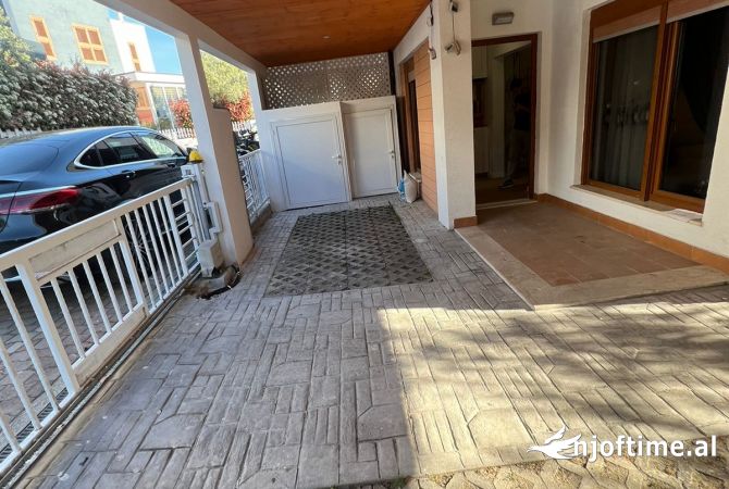 Shtepi me qera Vila Luksoze ne Tirane, 3+1, Mobilimi E mobiluar, Pagesa 2,500  Euro.