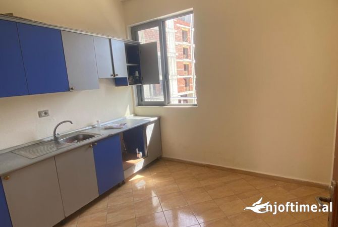 Shtepi me qera Apartament ne Tirane, 2+1, Mobilimi Bosh, pa mobiluar, Pagesa 30,000  Leke.