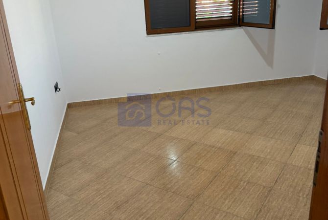 Shtepi me qera Apartament ne Tirane, 3+1, Mobilimi Pjeserisht e mobiluar, Pagesa 500  Euro.