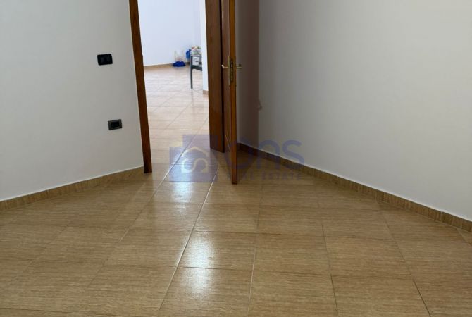 Shtepi me qera Apartament ne Tirane, 3+1, Mobilimi Pjeserisht e mobiluar, Pagesa 500  Euro.