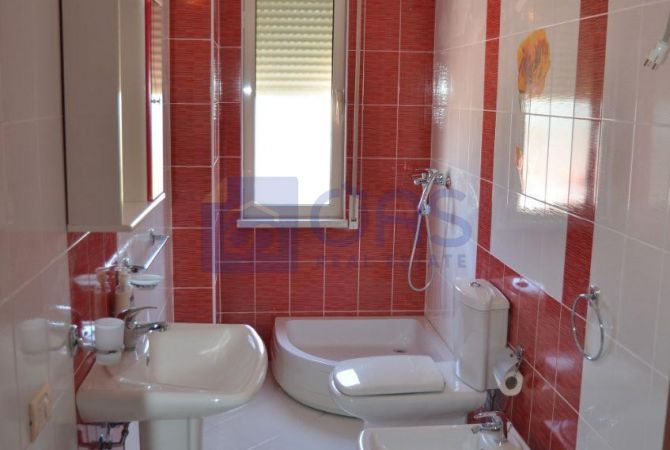 Shtepi me qera 4+1 ne Tirane - 1,200 Euro