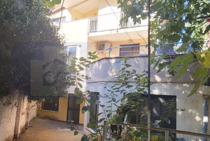 Shtepi me qera Vila Luksoze ne Tirane, 4+1, Mobilimi Bosh, pa mobiluar, Pagesa 1,500  Euro.