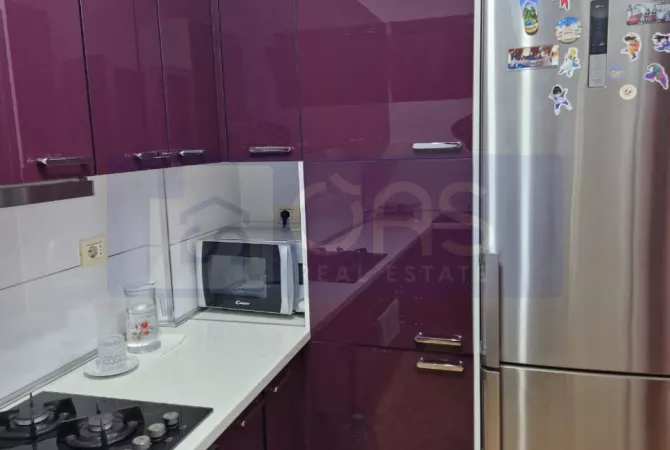Shtepi me qera Apartament ne Tirane, 3+1, Mobilimi E mobiluar, Pagesa 800  Euro.