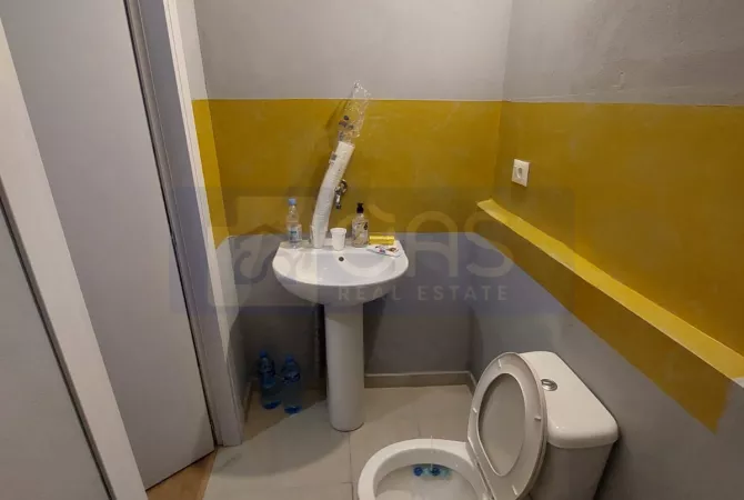 Shtepi me qera Vila Luksoze ne Tirane, 7+1, Mobilimi E mobiluar, Pagesa 1,200  Euro.