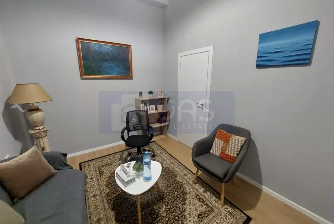 Shtepi me qera Vila Luksoze ne Tirane, 7+1, Mobilimi E mobiluar, Pagesa 1,200  Euro.