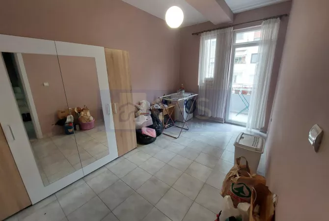 Shtepi me qera 7+1 ne Tirane - 1,200 Euro