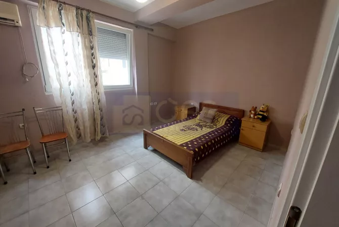 Shtepi me qera 7+1 ne Tirane - 1,200 Euro