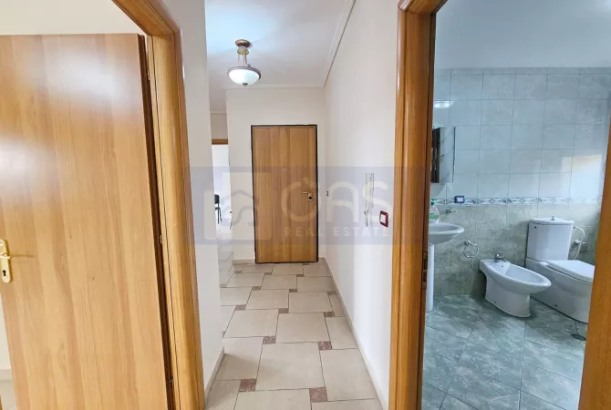 Shtepi me qera Apartament ne Tirane, 3+1, Mobilimi Bosh, pa mobiluar, Pagesa 950  Euro.