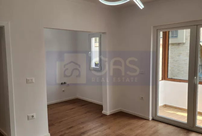 Shtepi ne shitje Apartament ne Tirane, 1+1, Mobilimi Bosh, pa mobiluar, Pagesa 95,000  Euro.