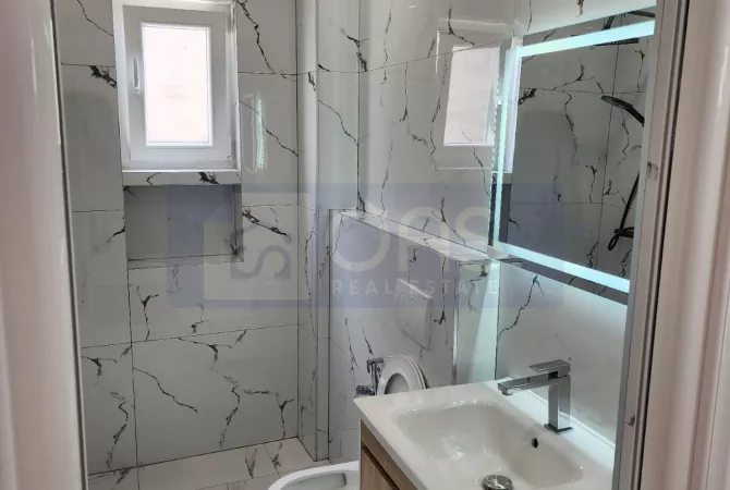 Shtepi ne shitje Apartament ne Tirane, 1+1, Mobilimi Bosh, pa mobiluar, Pagesa 95,000  Euro.