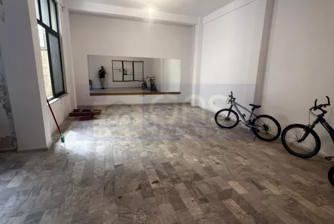 Ambient biznesi me qera 1+1 ne Tirane - 800 Euro