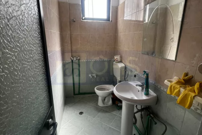 Jepet me qera ambient tek rruga e Bogdaneve(Qender).