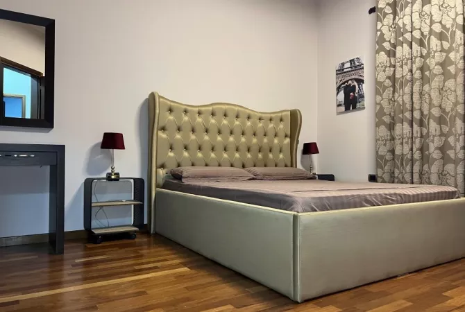 Shtepi me qera Apartament ne Tirane, 3+1, Mobilimi E mobiluar, Pagesa 1,000  Euro.