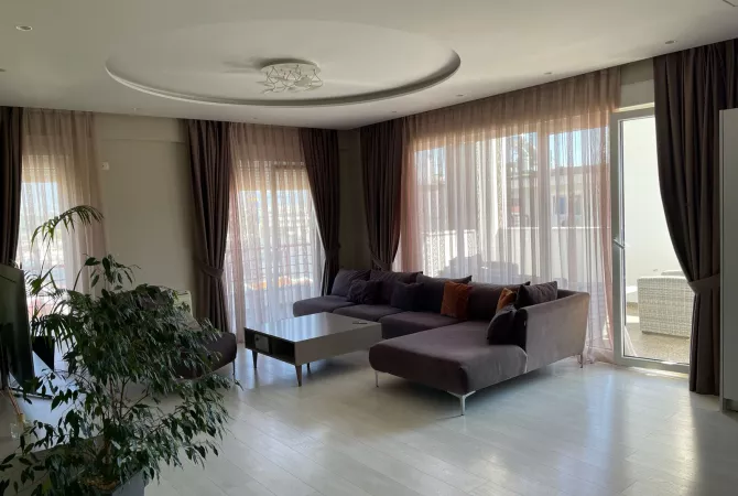 Shtepi me qera Apartament ne Tirane, 3+1, Mobilimi E mobiluar, Pagesa 1,300  Euro.