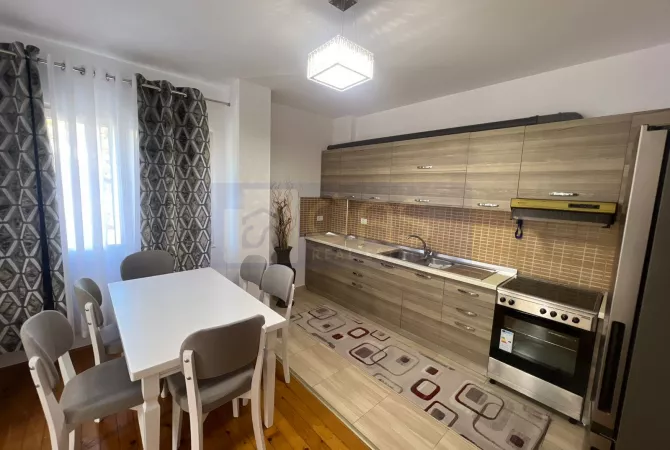Shtepi me qera Apartament ne Tirane, 2+1, Mobilimi E mobiluar, Pagesa 500  Euro.