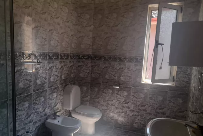 Shtepi me qera 1+1 ne Tirane - 60,000 Leke