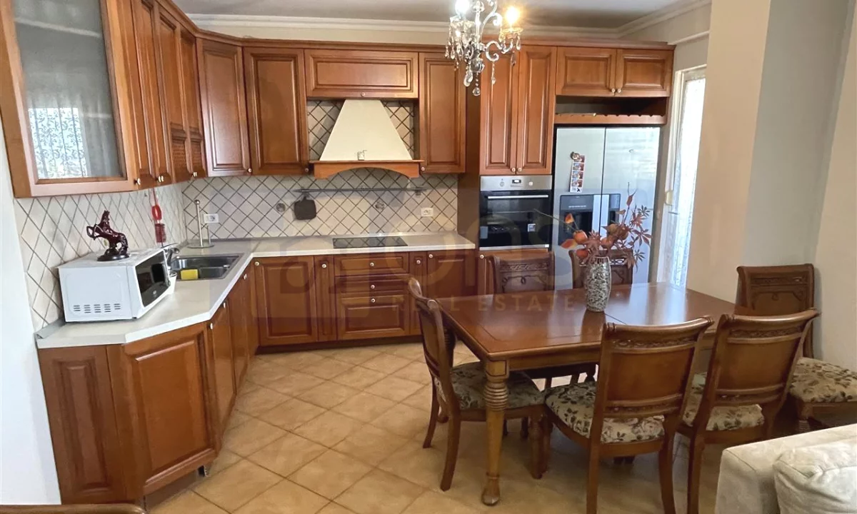 Shtepi me qera Apartament ne Tirane, 2+1, Mobilimi E mobiluar, Pagesa 1,000  Euro.