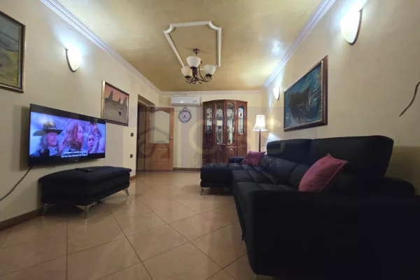 Shtepi ne shitje Apartament ne Tirane, 3+1, Mobilimi E mobiluar, Pagesa 225,000  Euro.