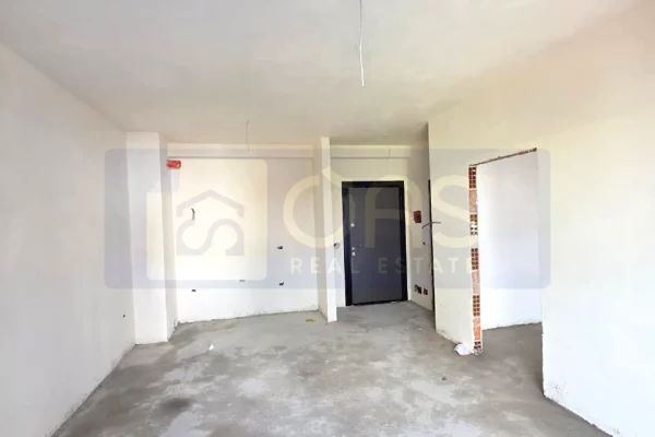 Shtepi ne shitje Apartament ne Tirane, 1+1, Mobilimi Bosh, pa mobiluar, Pagesa 100,000  Euro.