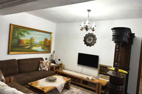 Shtepi me qera Shtepi Private ne Tirane, 1+1, Mobilimi E mobiluar, Pagesa 35,000  Leke.