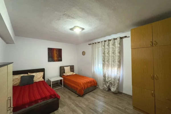 Shtepi me qera Shtepi Private ne Tirane, 1+1, Mobilimi E mobiluar, Pagesa 35,000  Leke.