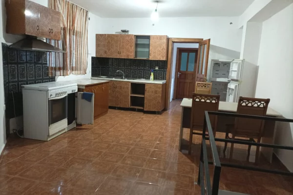 Shtepi me qera Shtepi Private ne Tirane, 2+1, Mobilimi E mobiluar, Pagesa 400  Euro.