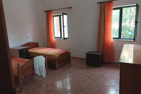 Shtepi me qera Shtepi Private ne Tirane, 2+1, Mobilimi E mobiluar, Pagesa 400  Euro.