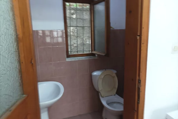 Shtepi me qera Shtepi Private ne Tirane, 2+1, Mobilimi E mobiluar, Pagesa 400  Euro.