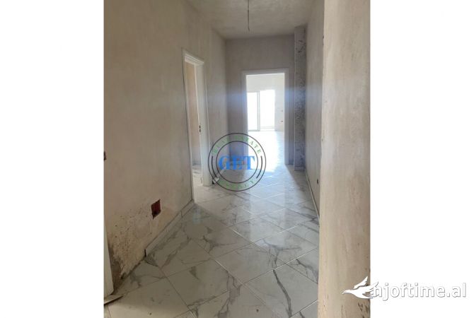 Shtepi ne shitje Apartament ne Durres, 2+1, Mobilimi Bosh, pa mobiluar, Pagesa 135,000  Euro.