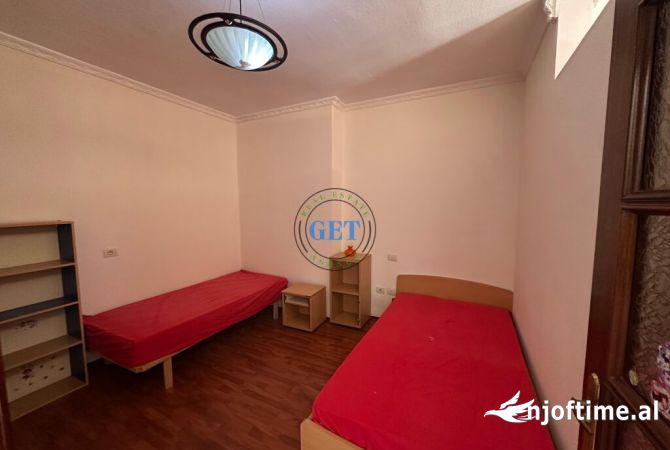 Shtepi ne shitje Apartament ne Durres, 3+1, Mobilimi Pjeserisht e mobiluar, Pagesa 130,000  Euro.