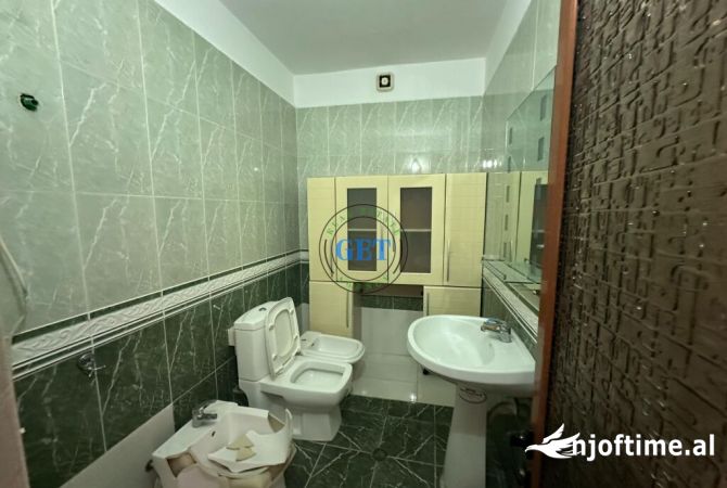 Shtepi ne shitje Apartament ne Durres, 3+1, Mobilimi Pjeserisht e mobiluar, Pagesa 130,000  Euro.