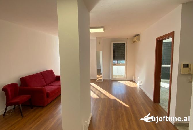 Ambient biznesi me qera 3+1 ne Tirane - 900 Euro