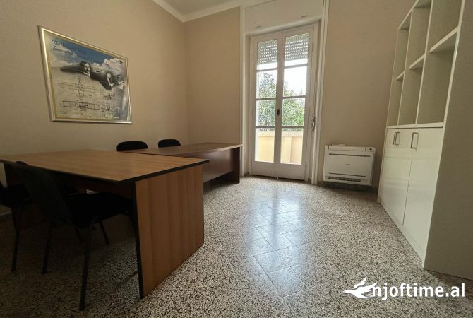 Ambient biznesi me qera 3+1 ne Tirane - 300 Euro