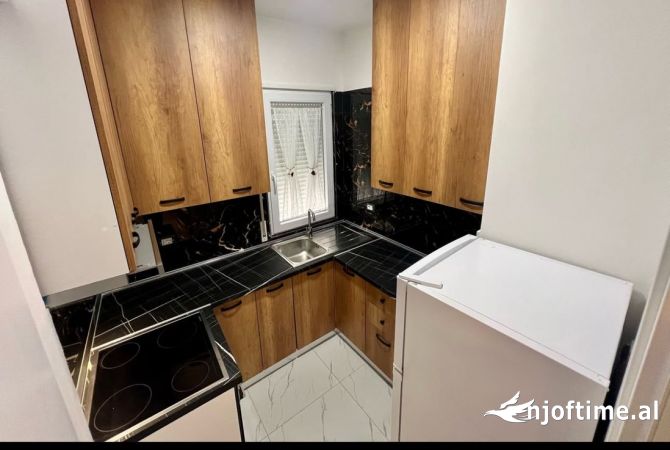 Shtepi me qera Apartament ne Tirane, 1+1, Mobilimi E mobiluar, Pagesa 450  Euro.