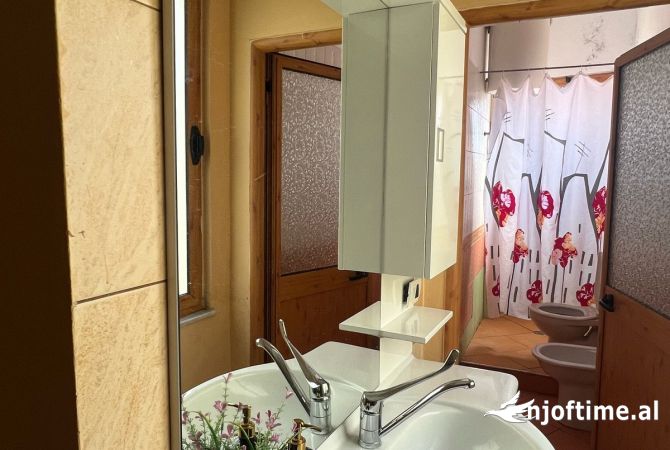 Shtepi me qera Apartament ne Tirane, 3+1, Mobilimi E mobiluar, Pagesa 450  Euro.