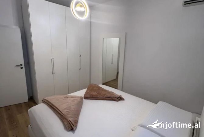 Shtepi me qera Vila Luksoze ne Tirane, 2+1, Mobilimi E mobiluar, Pagesa 400  Euro.