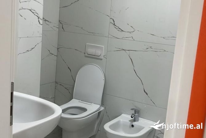 Jepet ambjet Komercial me qera/Zyra