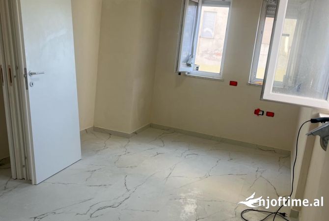 Ambient biznesi me qera 3+1 ne Tirane - 1,000 Euro