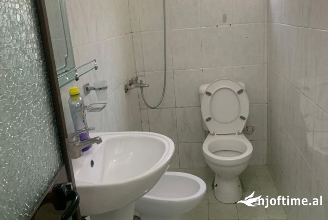 Shtepi me qera Apartament ne Tirane, 1+1, Mobilimi E mobiluar, Pagesa 300  Euro.
