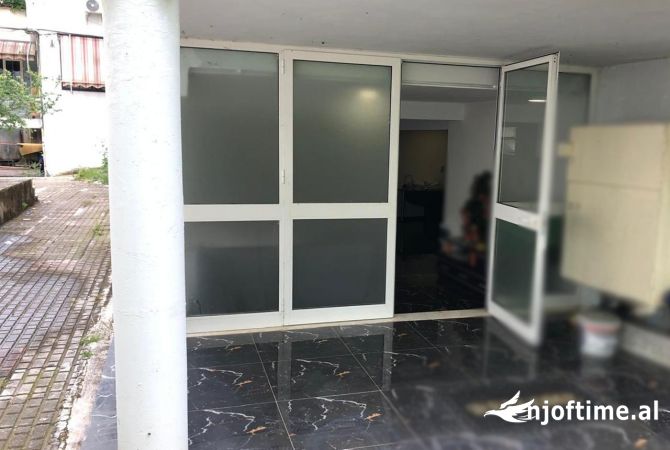 Ambiente Commerciale in Affitto 3+1 a Tirana - 500 Euro
