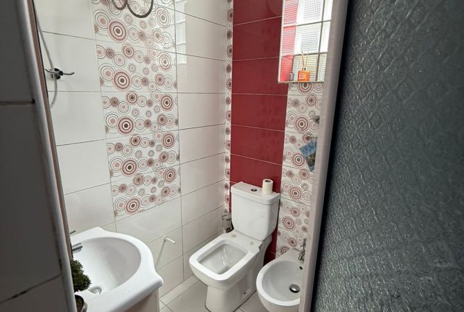 Shtepi me qera Shtepi Private ne Tirane, 2+1, Mobilimi E mobiluar, Pagesa 450  Euro.