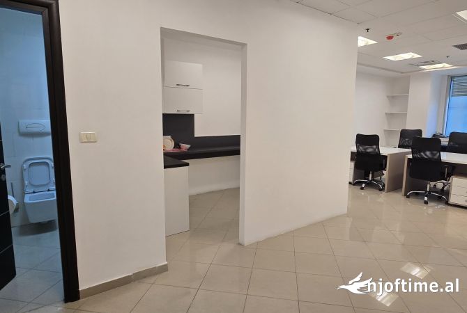 Ambient biznesi me qera 3+1 ne Tirane - 800 Euro