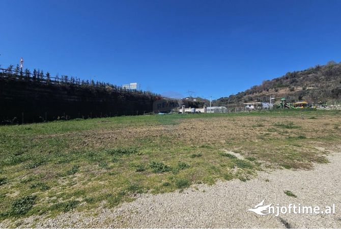 Truall ose Toke  ne Tirane - 500,000 Euro