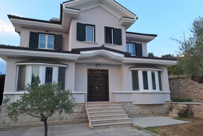 Shtepi ne shitje Vila Luksoze ne Tirane, 4+1, Mobilimi E mobiluar, Pagesa 650,000  Euro.