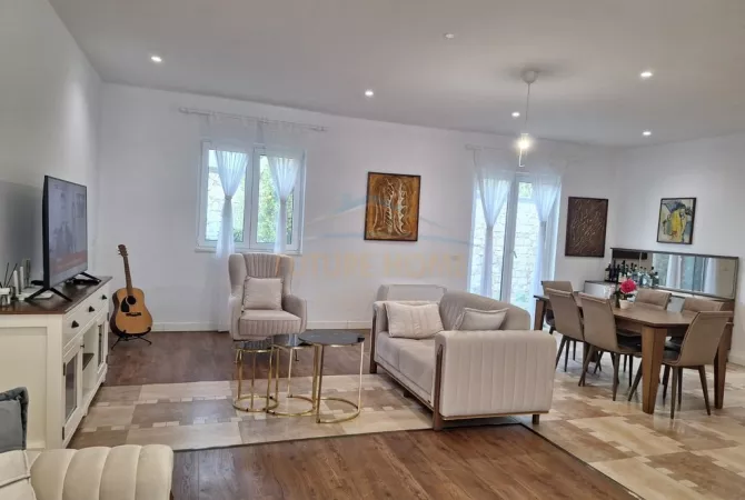Shtepi ne shitje Vila Luksoze ne Tirane, 4+1, Mobilimi E mobiluar, Pagesa 650,000  Euro.