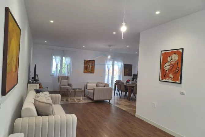 Shtepi ne shitje Vila Luksoze ne Tirane, 4+1, Mobilimi E mobiluar, Pagesa 650,000  Euro.