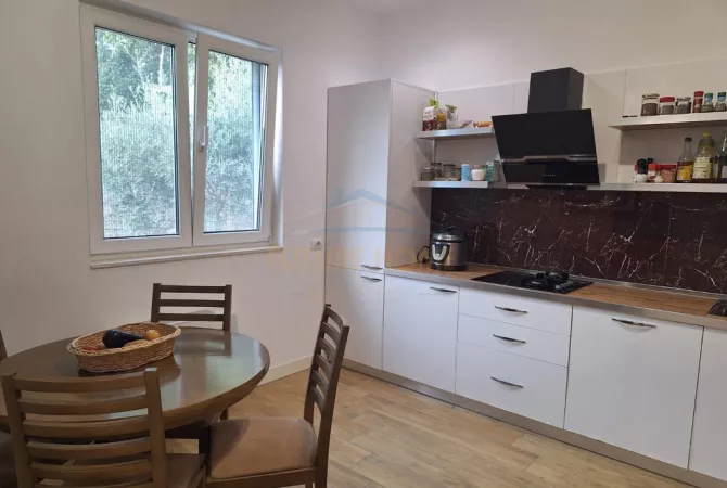 Shtepi ne shitje Vila Luksoze ne Tirane, 4+1, Mobilimi E mobiluar, Pagesa 650,000  Euro.