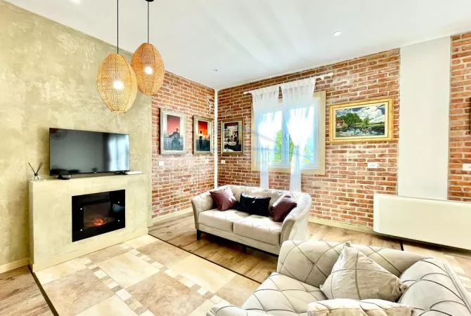 Shtepi ne shitje Vila Luksoze ne Tirane, 4+1, Mobilimi E mobiluar, Pagesa 850,000  Euro.